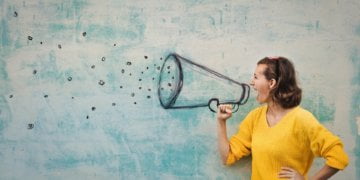 What are the blessings of promoting belongings at public sale?